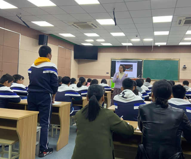 学生认真完成作业和展开五光十色的科普体育艺术阅览兴趣